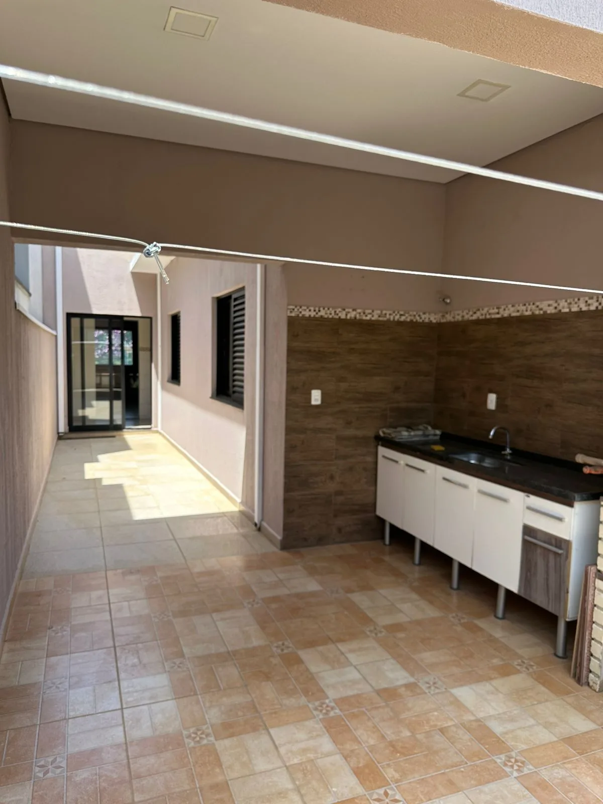 CASA 2 QUARTOS COM SUÍTE SEMI-MOBILIADA