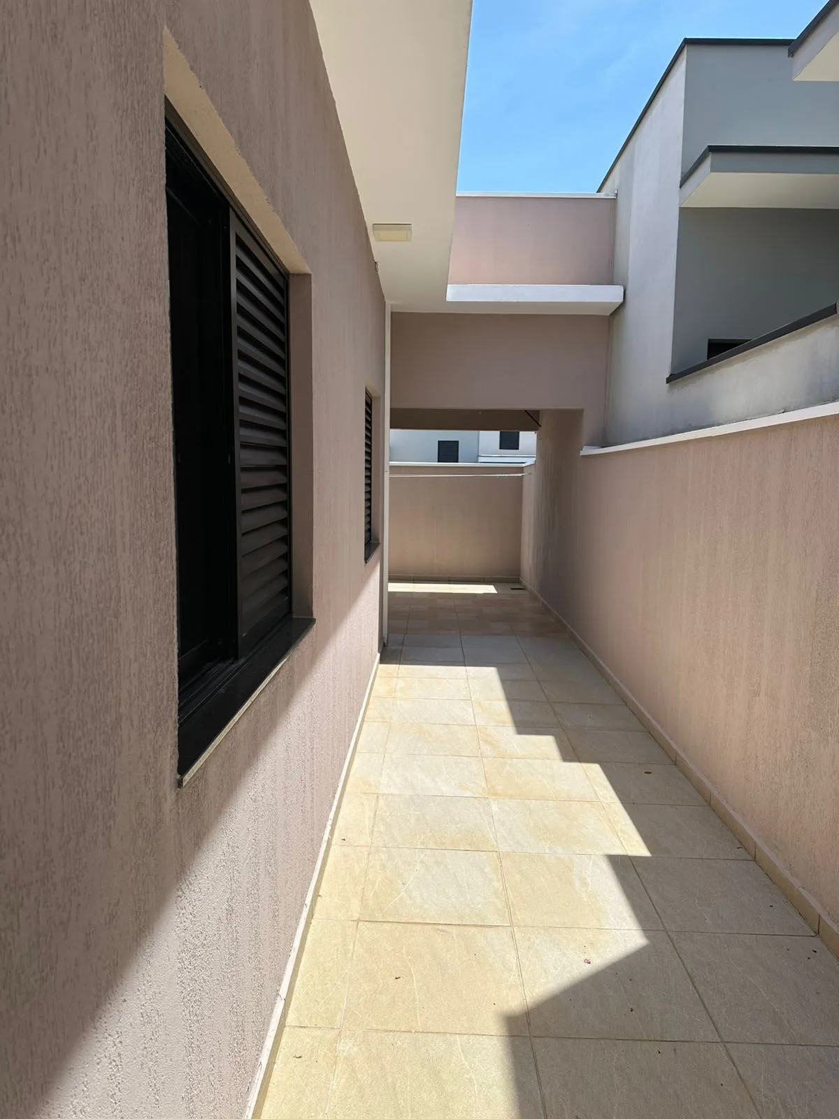 CASA 2 QUARTOS COM SUÍTE SEMI-MOBILIADA