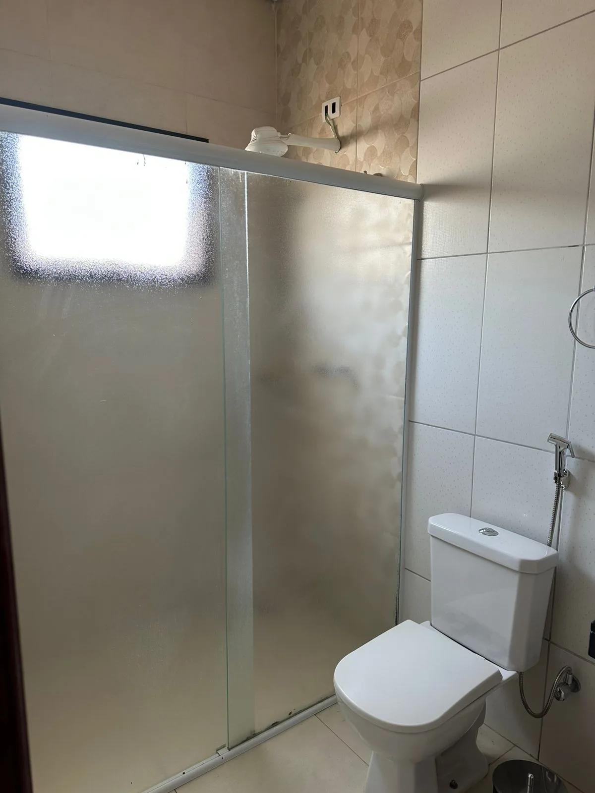 CASA 2 QUARTOS COM SUÍTE SEMI-MOBILIADA