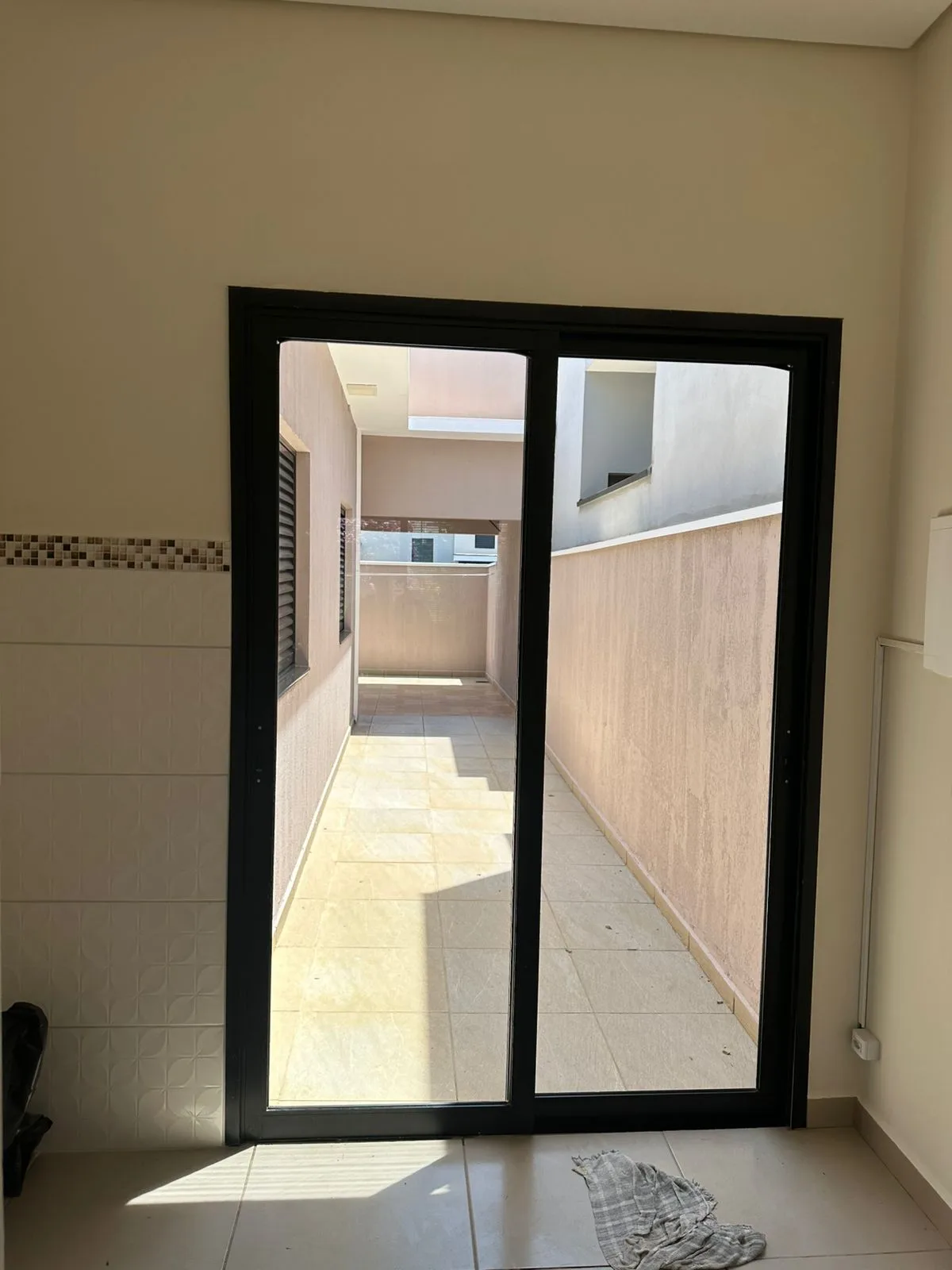 CASA 2 QUARTOS COM SUÍTE SEMI-MOBILIADA