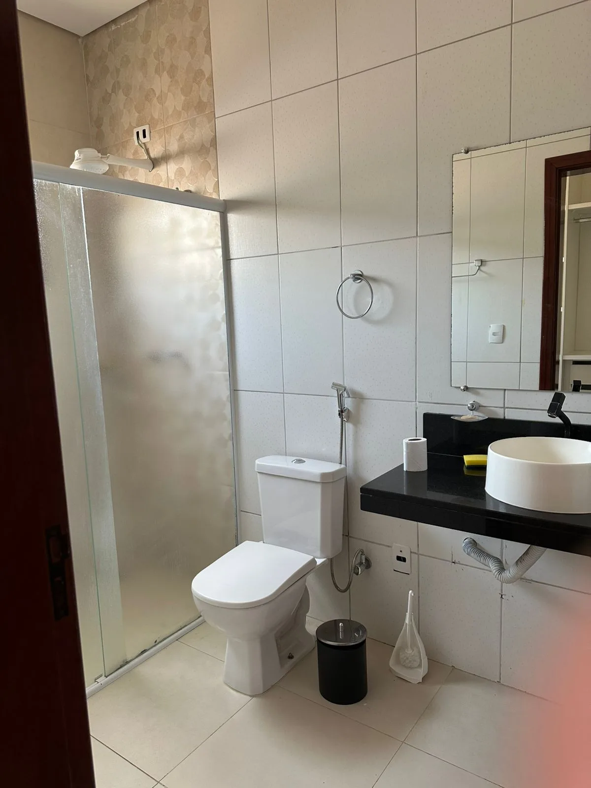 CASA 2 QUARTOS COM SUÍTE SEMI-MOBILIADA