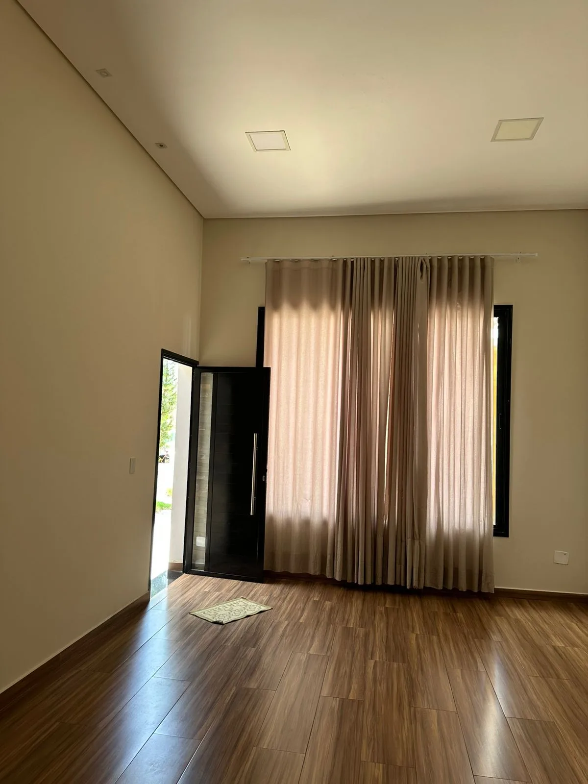 CASA 2 QUARTOS COM SUÍTE SEMI-MOBILIADA