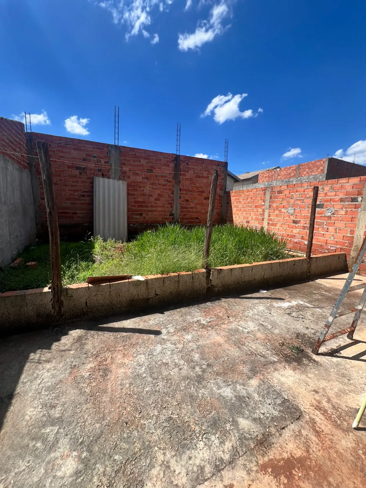 CASA SEMI-MOBILIADA