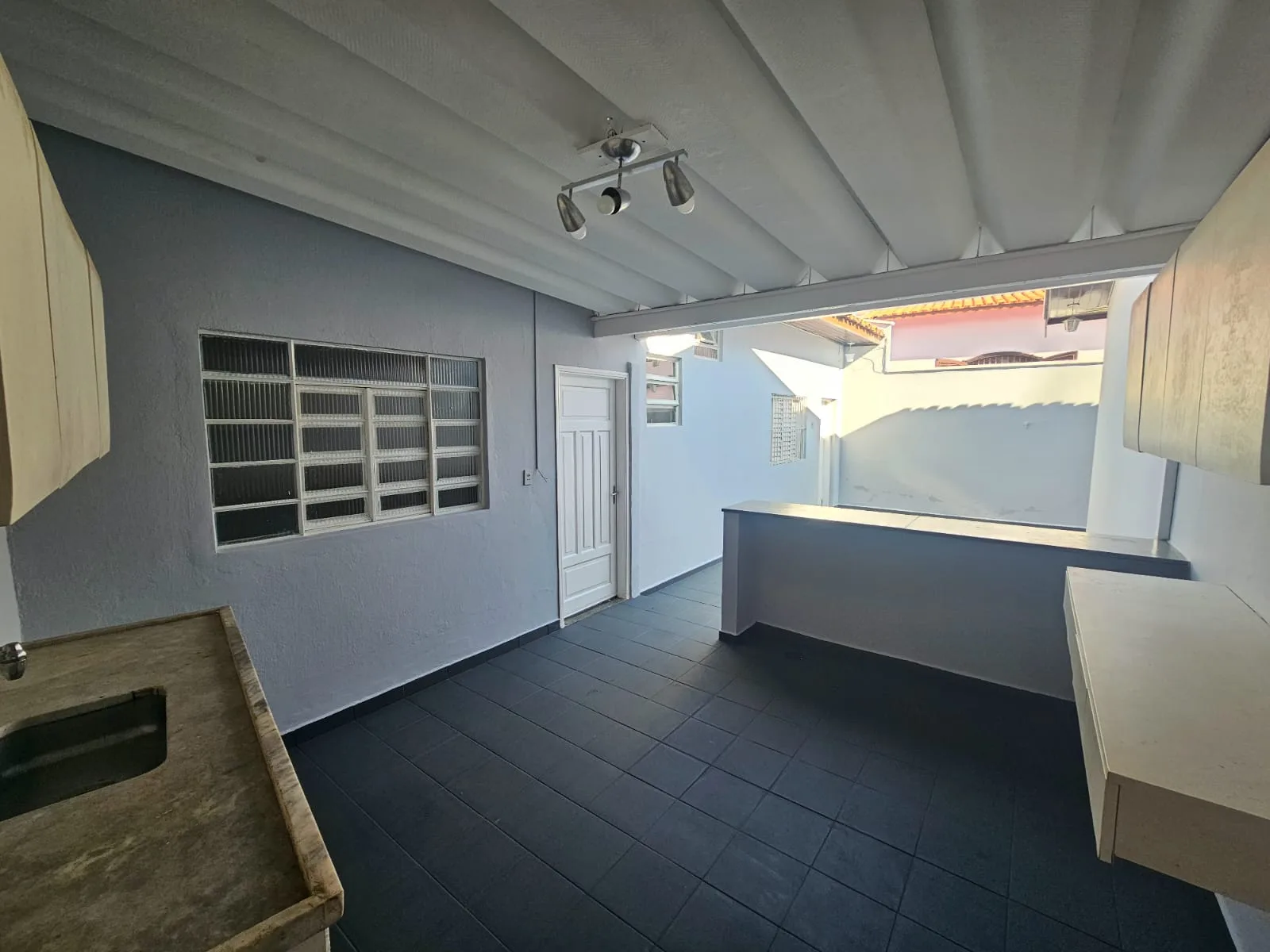 CASA DE 3 QUARTOS COM EDÍCULA SEMI-MOBILIADA