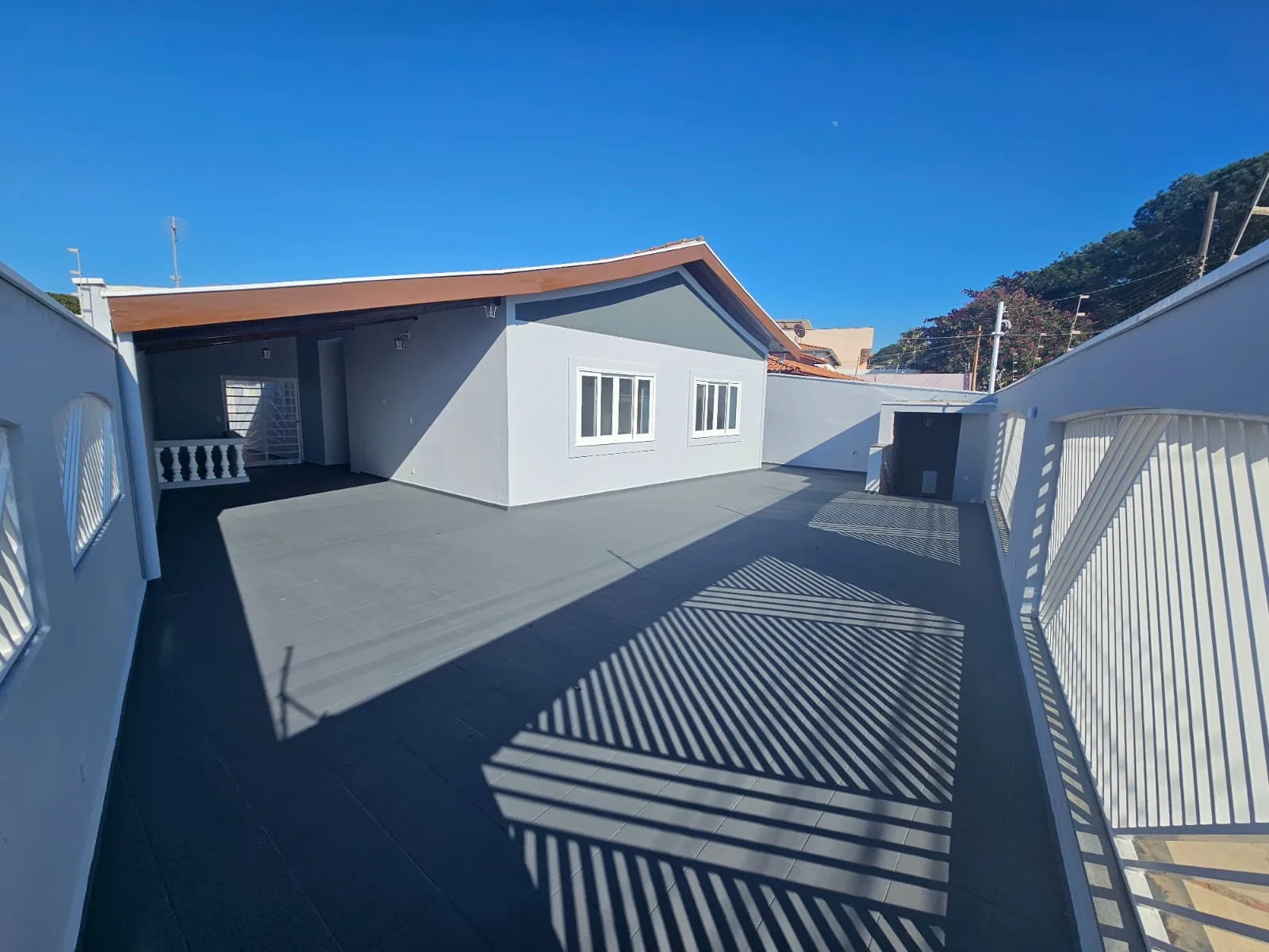 CASA DE 3 QUARTOS COM EDÍCULA SEMI-MOBILIADA