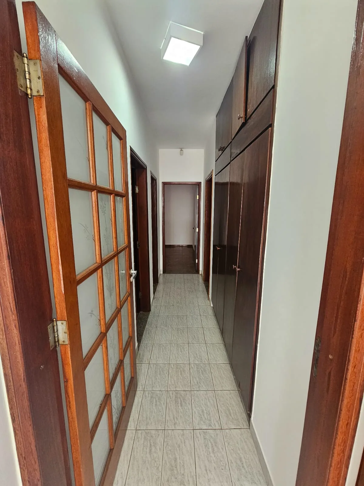 CASA DE 3 QUARTOS COM EDÍCULA SEMI-MOBILIADA