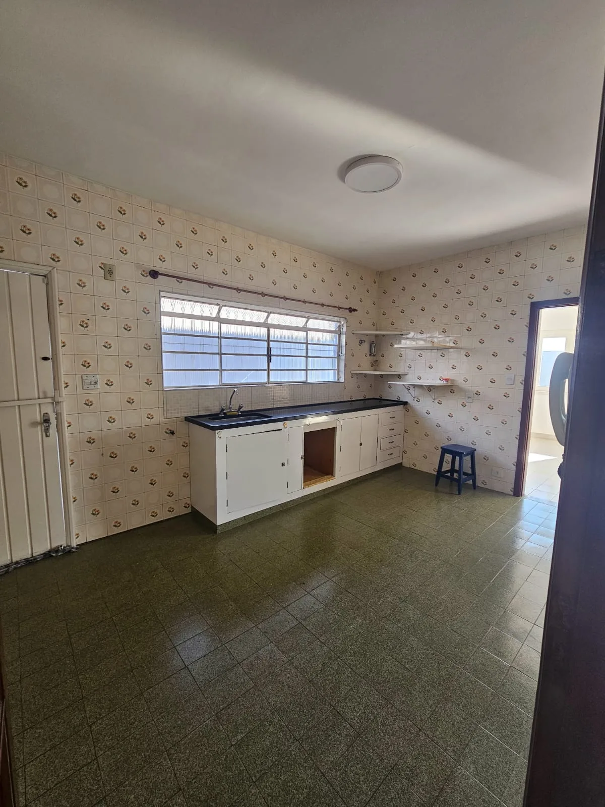 CASA DE 3 QUARTOS COM EDÍCULA SEMI-MOBILIADA