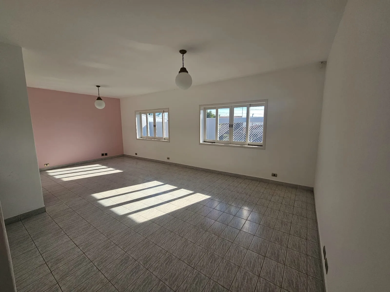 CASA DE 3 QUARTOS COM EDÍCULA SEMI-MOBILIADA