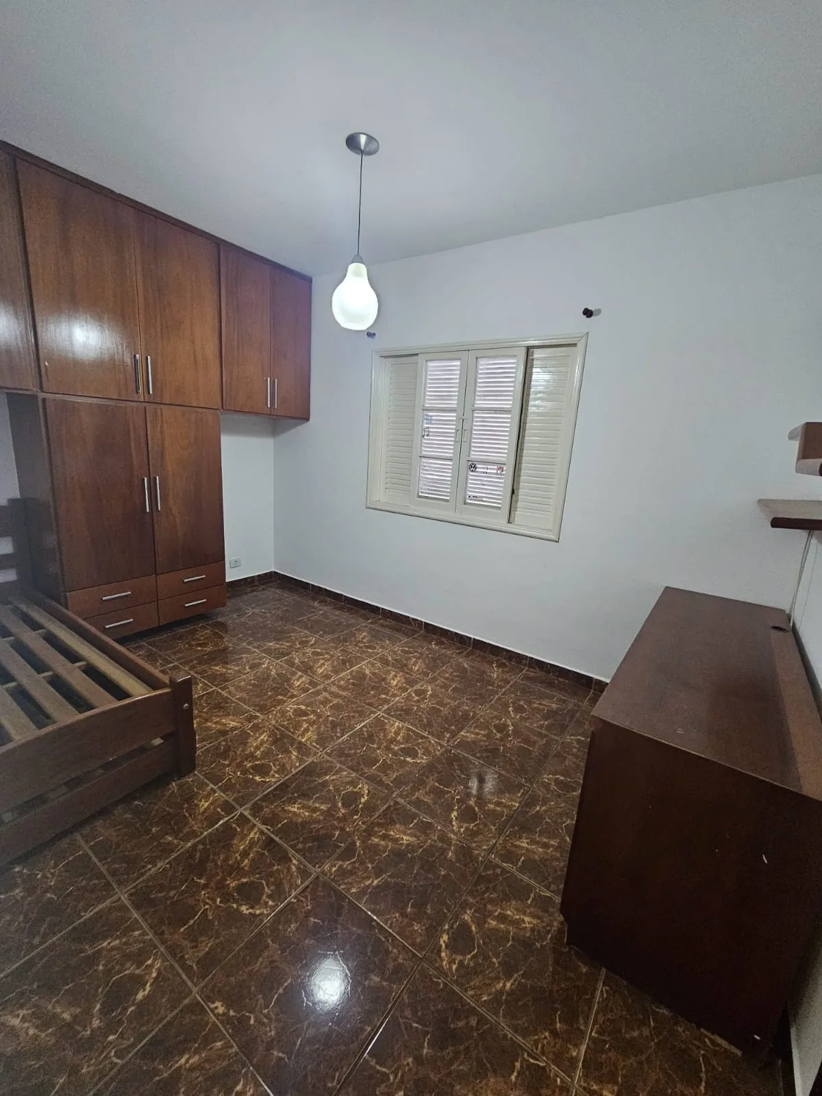 CASA DE 3 QUARTOS COM EDÍCULA SEMI-MOBILIADA