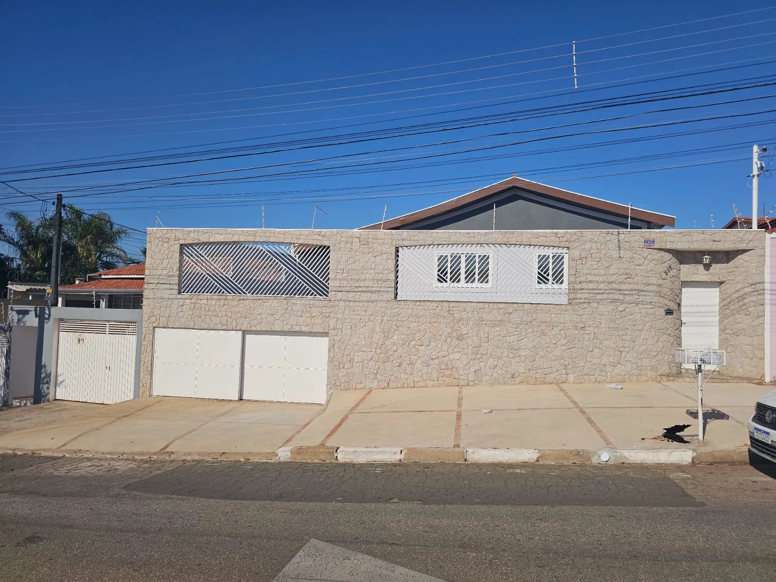 CASA DE 3 QUARTOS COM EDÍCULA SEMI-MOBILIADA