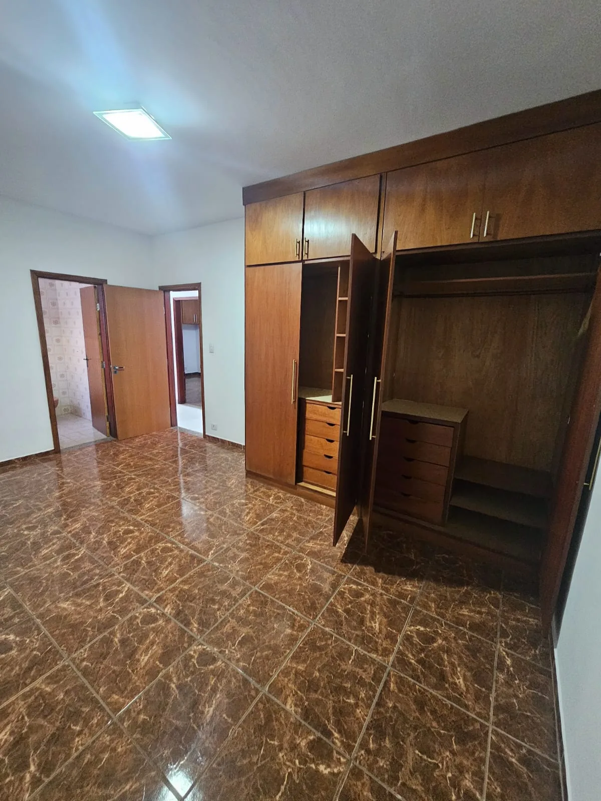 CASA DE 3 QUARTOS COM EDÍCULA SEMI-MOBILIADA