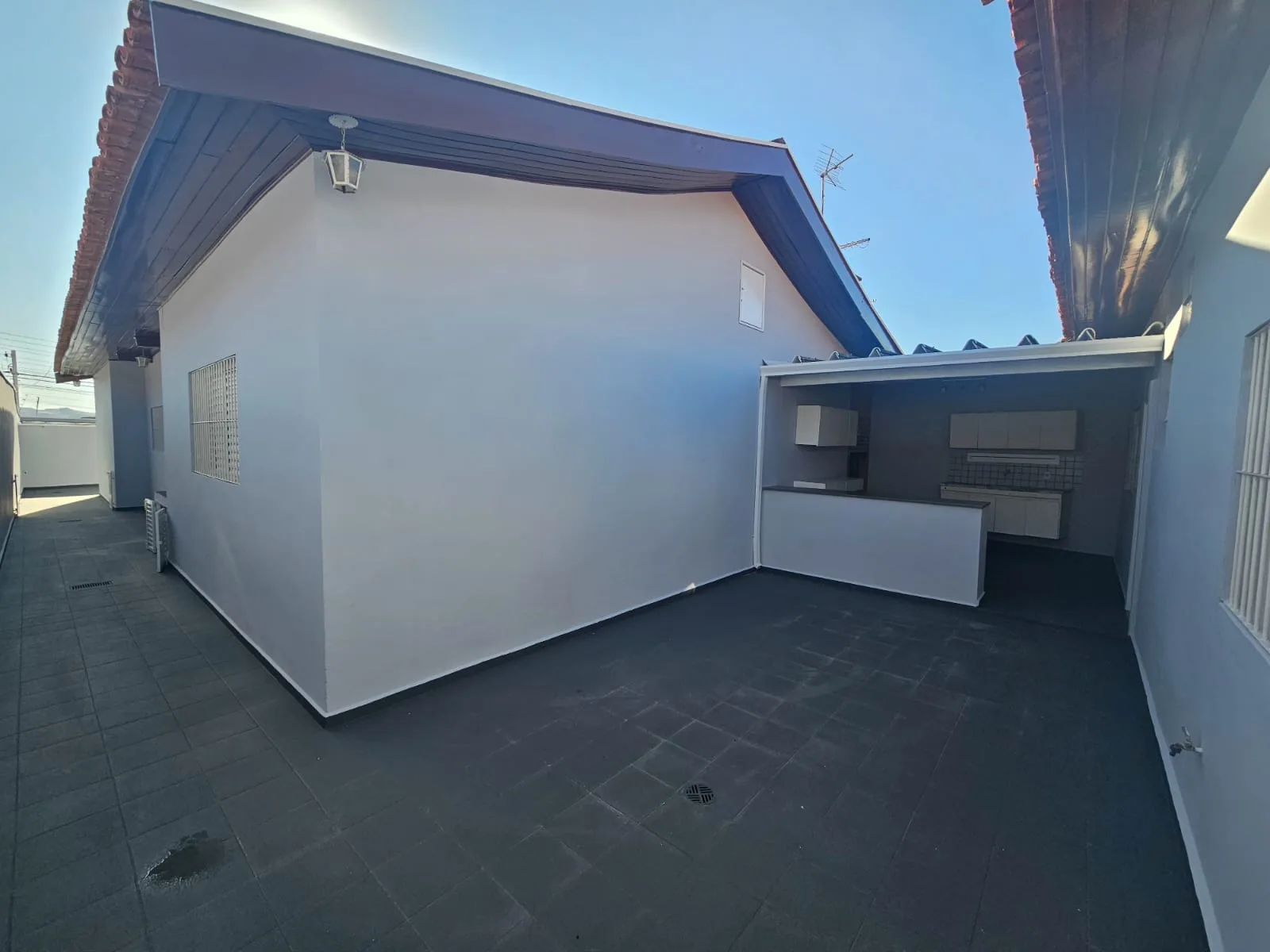 CASA DE 3 QUARTOS COM EDÍCULA SEMI-MOBILIADA
