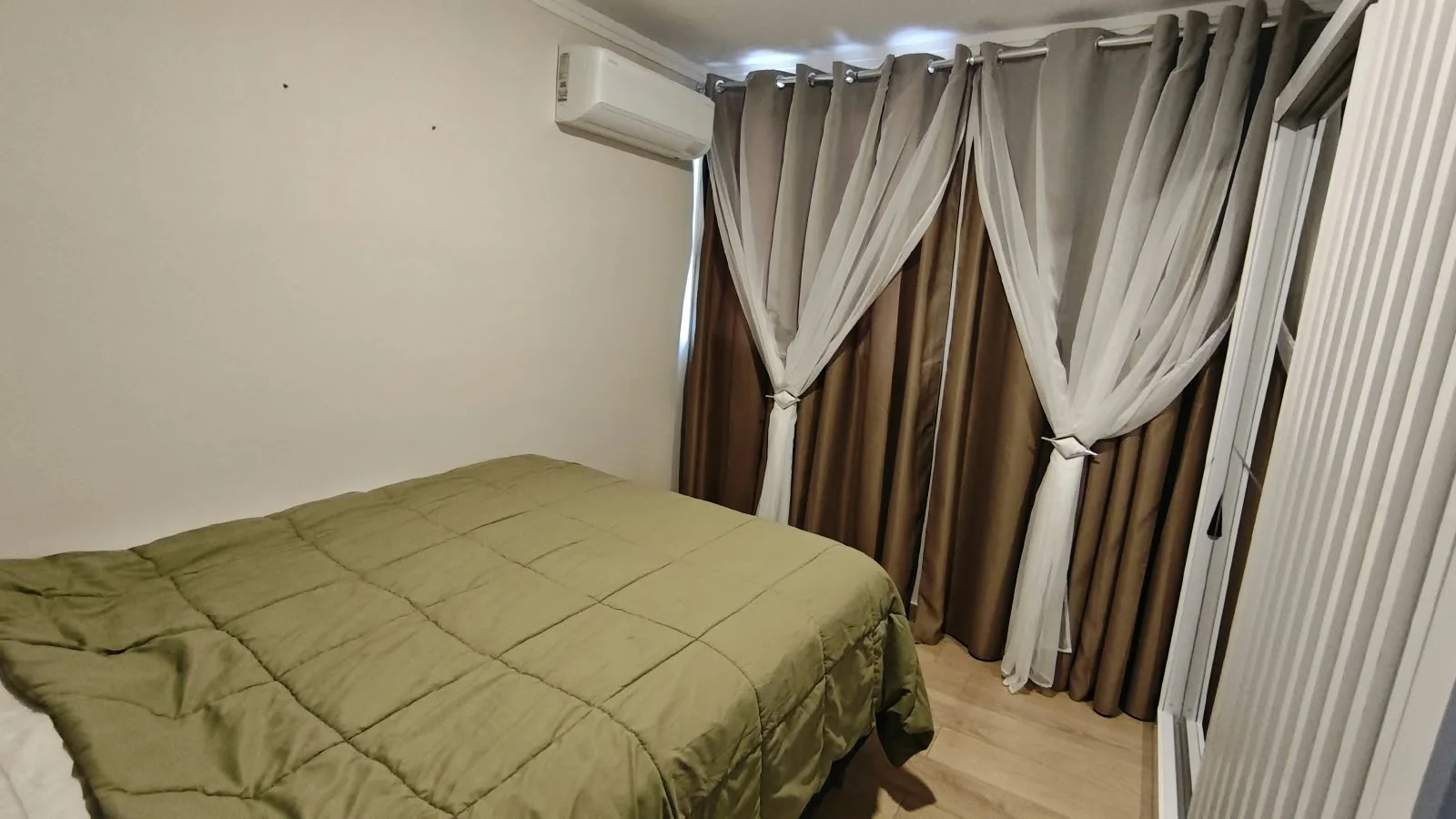 CASA MOBILIADA EM CONDOMÍNIO FECHADO