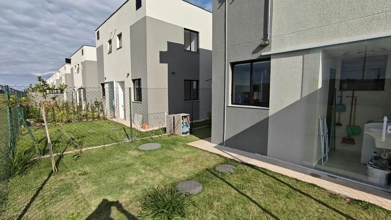CASA MOBILIADA EM CONDOMÍNIO FECHADO