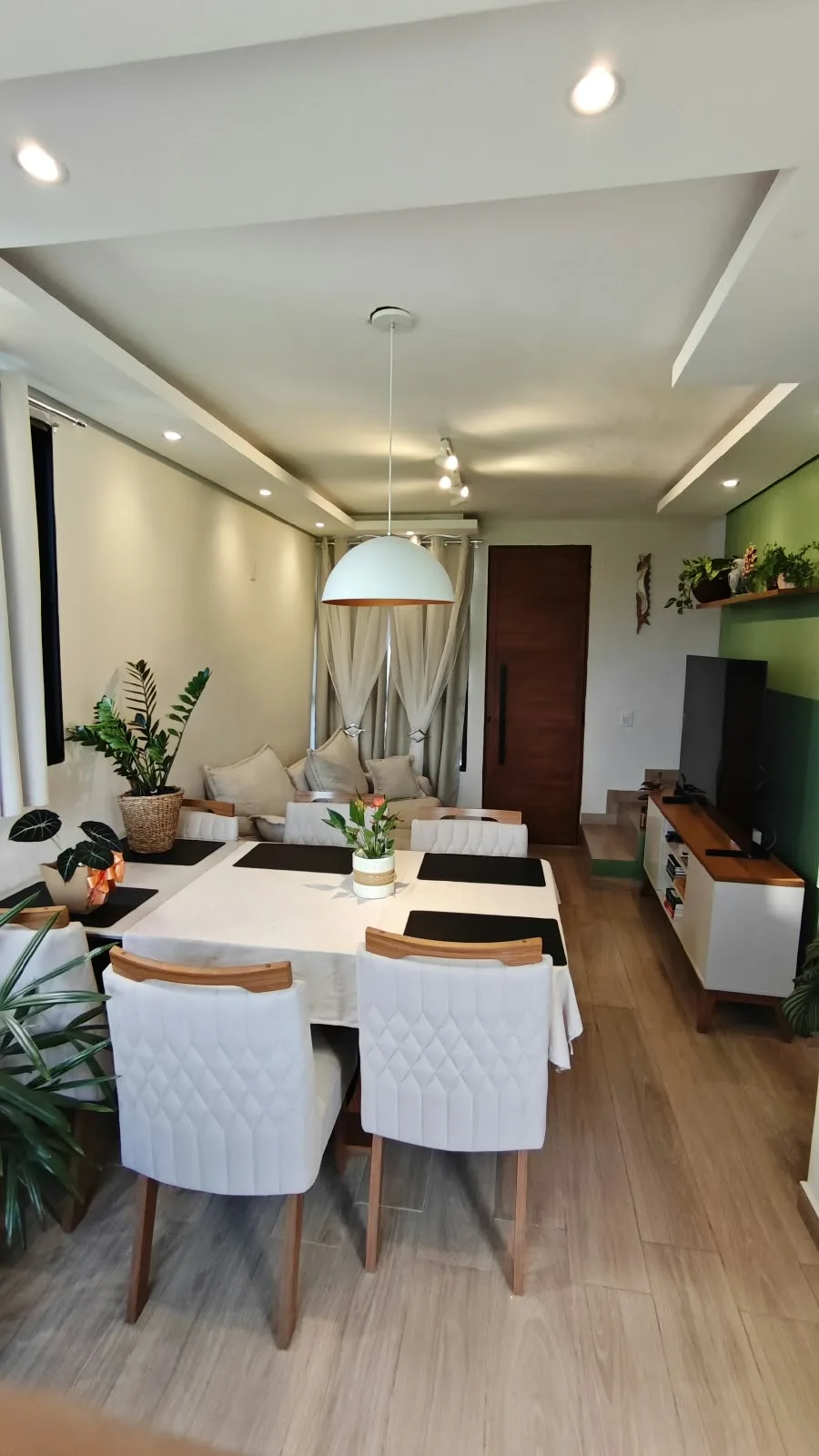 CASA MOBILIADA EM CONDOMÍNIO FECHADO
