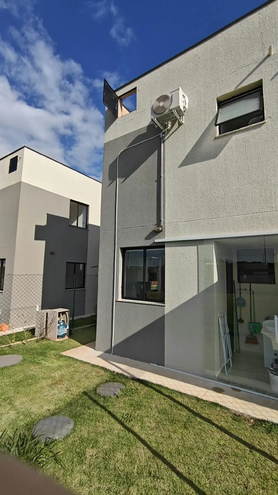 CASA MOBILIADA EM CONDOMÍNIO FECHADO