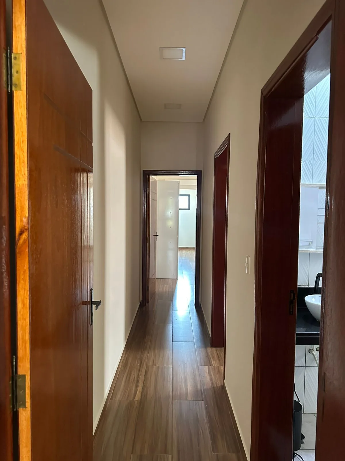 CASA 2 QUARTOS COM SUÍTE SEMI-MOBILIADA
